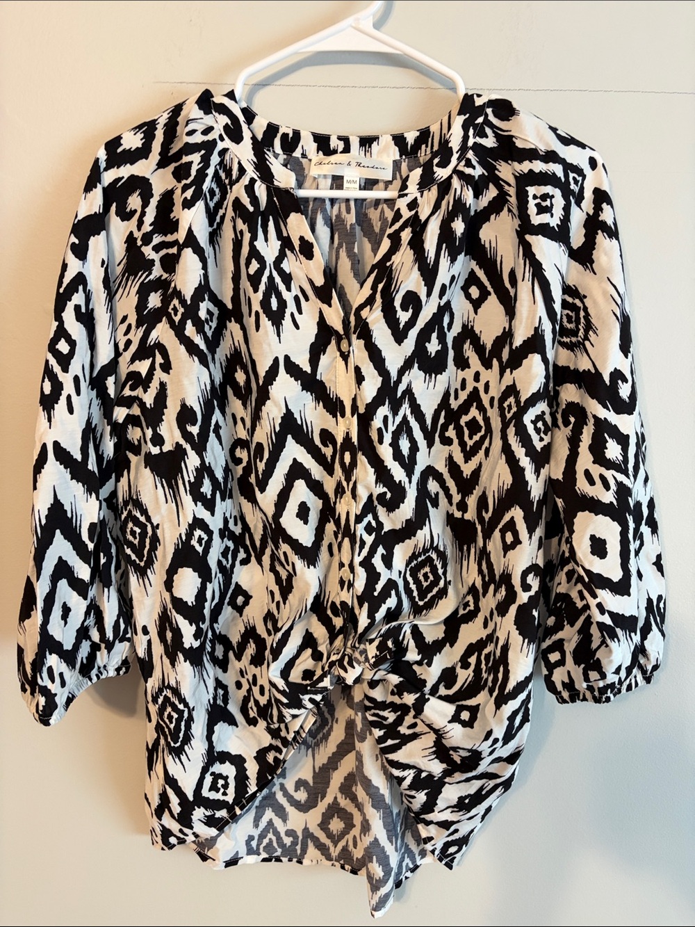 Chelsea & Theodore Black and White Twist-Front Patterned Blouse. Med.